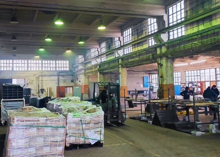 Demontaż maszyny przemysłowej w hali produkcyjnej w Krakowie