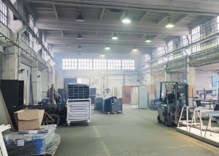 Demontaż maszyny przemysłowej w hali produkcyjnej w Bytomiu