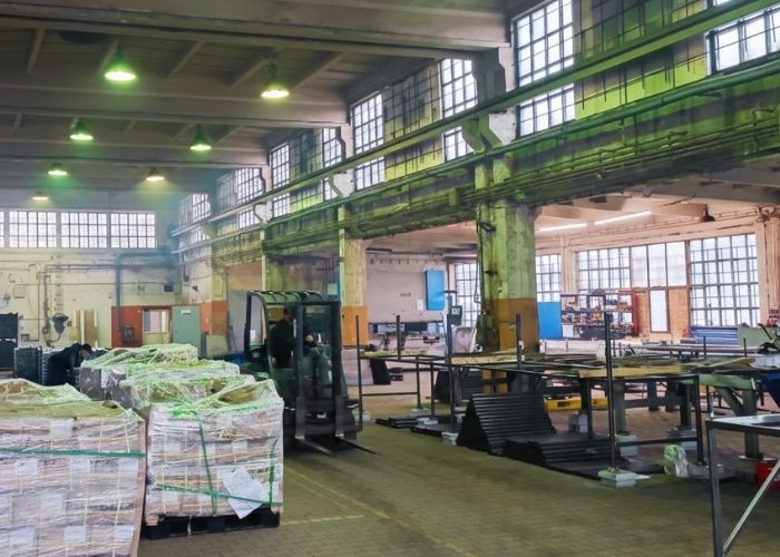 Demontaż maszyny przemysłowej w hali produkcyjnej w Wadowicach