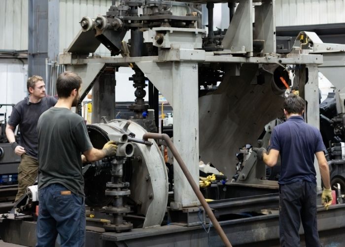 Demontaż maszyny przemysłowej w hali produkcyjnej w Gliwicach