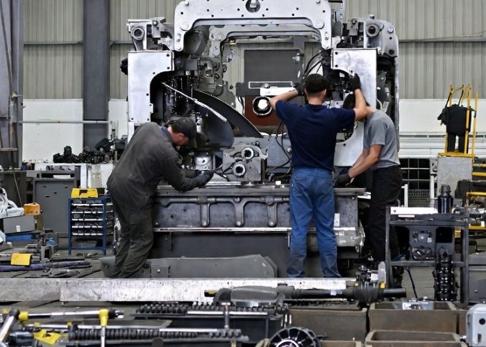 Demontaż maszyny przemysłowej w hali produkcyjnej w Kędzierzynie-Koźlu