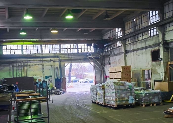 Demontaż maszyny przemysłowej w hali produkcyjnej w Mysłowicach