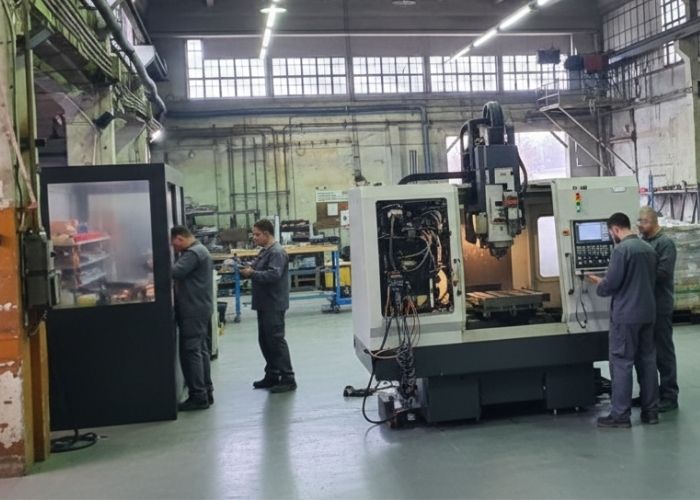 Demontaż maszyny przemysłowej w hali produkcyjnej w Dąbrowie-Górniczej