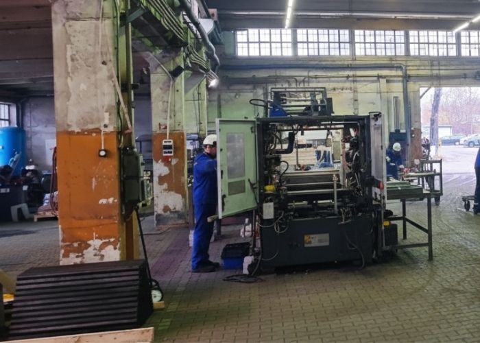 Demontaż maszyny przemysłowej w hali produkcyjnej w Libiążu