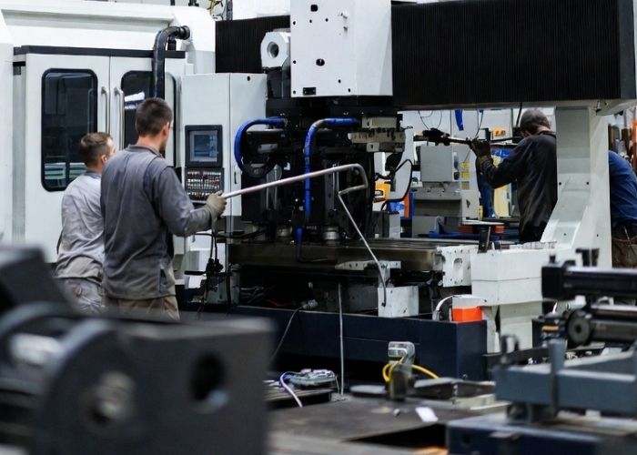 Demontaż maszyny przemysłowej w hali produkcyjnej w Brzegu