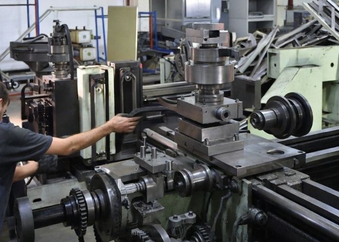 Demontaż maszyny przemysłowej w hali produkcyjnej w Piekary Śląskich