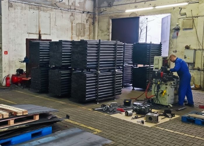 Demontaż maszyny przemysłowej w hali produkcyjnej w Rudzie-Śląskiej