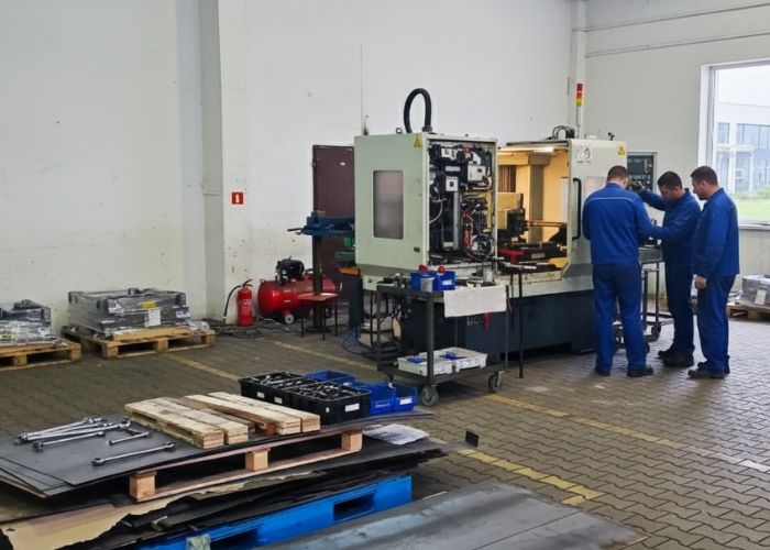 Demontaż maszyny przemysłowej w hali produkcyjnej w Żorach