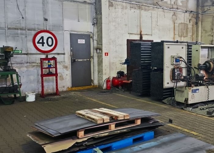 Demontaż maszyny przemysłowej w hali produkcyjnej w Krapkowicach