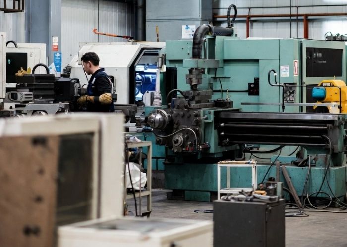 Demontaż maszyny przemysłowej w hali produkcyjnej w Bielsku-Białej