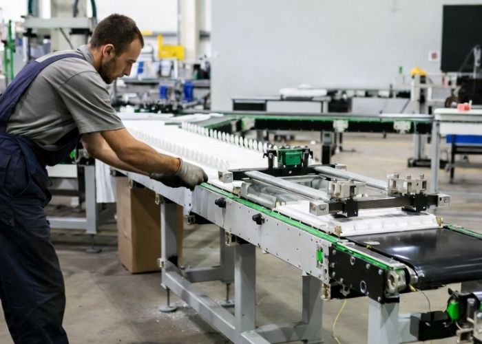 Demontaż maszyny przemysłowej w hali produkcyjnej w Sosnowcu