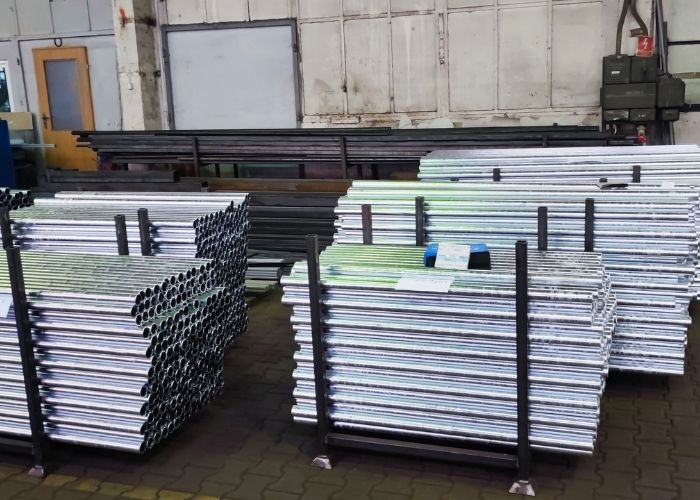 Demontaż maszyny przemysłowej w hali produkcyjnej w Nysie