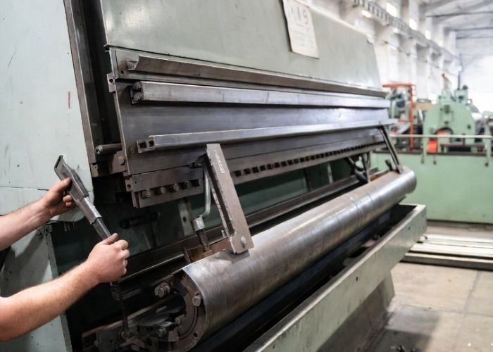 Demontaż maszyny przemysłowej w hali produkcyjnej w Trzebini