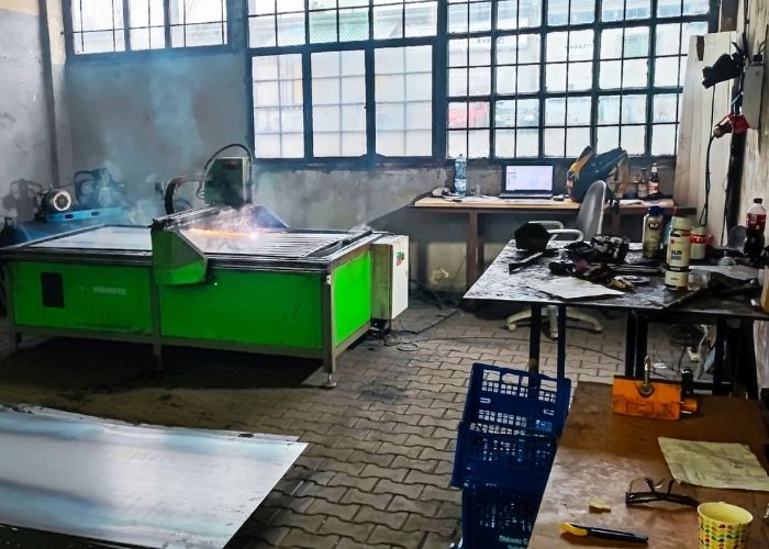 Złomowanie maszyn przemysłowych na hali produkcyjnej w Nysie