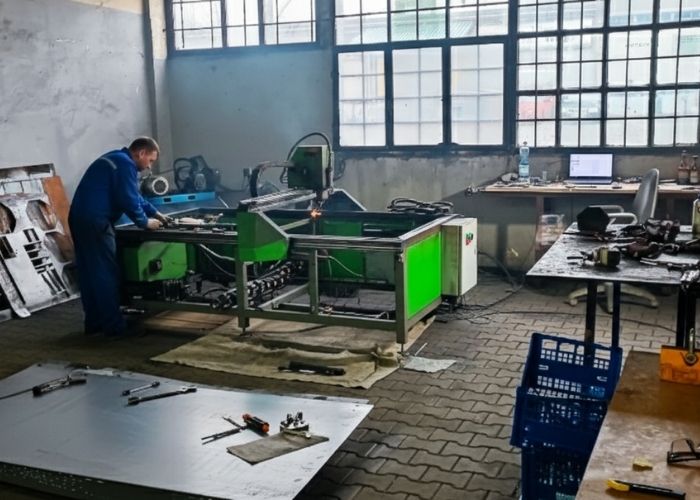 Złomowanie maszyn przemysłowych na hali produkcyjnej w Raciborzu