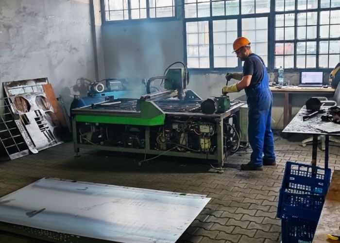 Złomowanie maszyn przemysłowych na hali produkcyjnej w Chorzowie