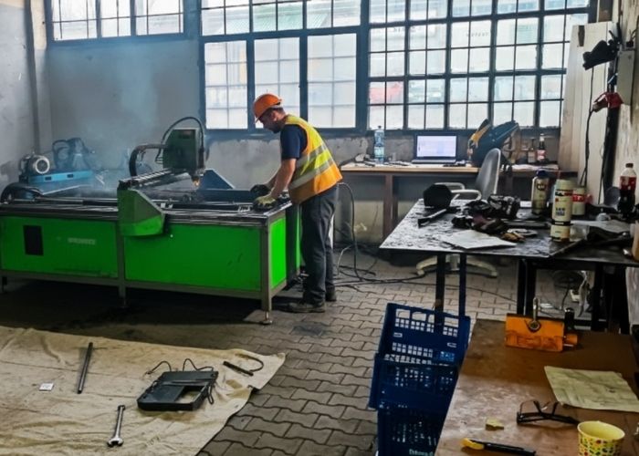 Złomowanie maszyn przemysłowych na hali produkcyjnej w Trzebini