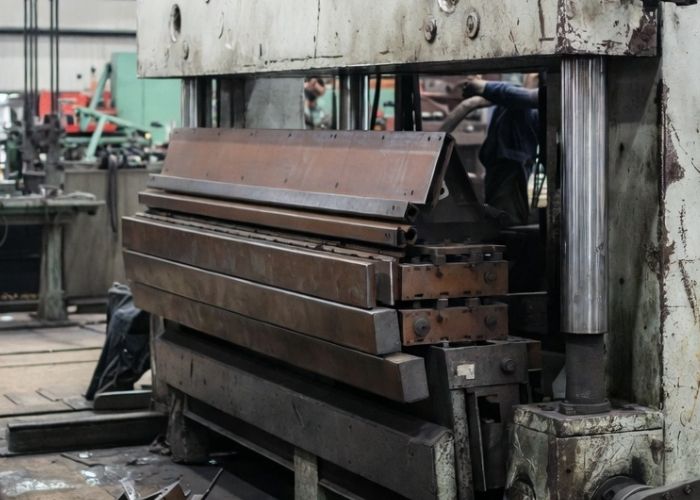 Złomowanie maszyn przemysłowych na hali produkcyjnej w Zawierciu