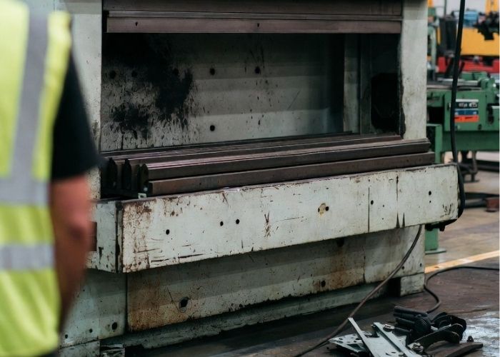 Złomowanie maszyn przemysłowych na hali produkcyjnej w Częstochowie