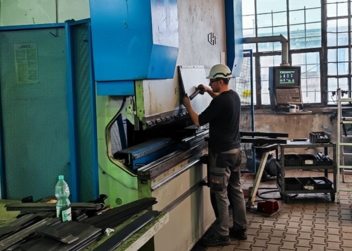 Złomowanie maszyn przemysłowych na hali produkcyjnej w Wolbromiu