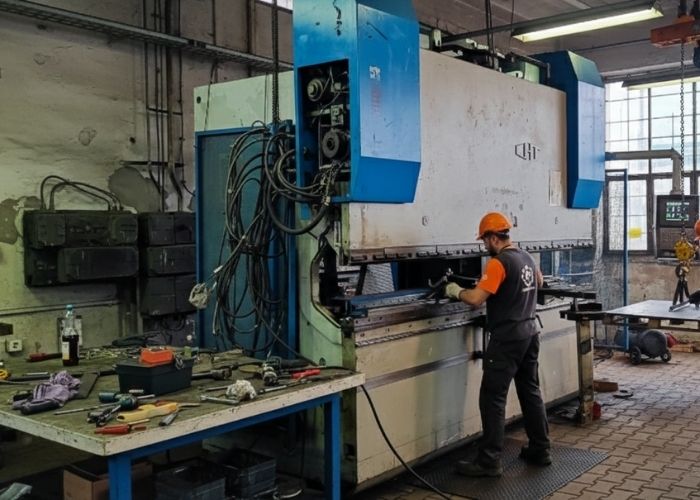 Złomowanie maszyn przemysłowych na hali produkcyjnej w Łodzi