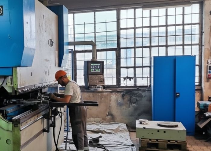 Złomowanie maszyn przemysłowych na hali produkcyjnej w Opolu