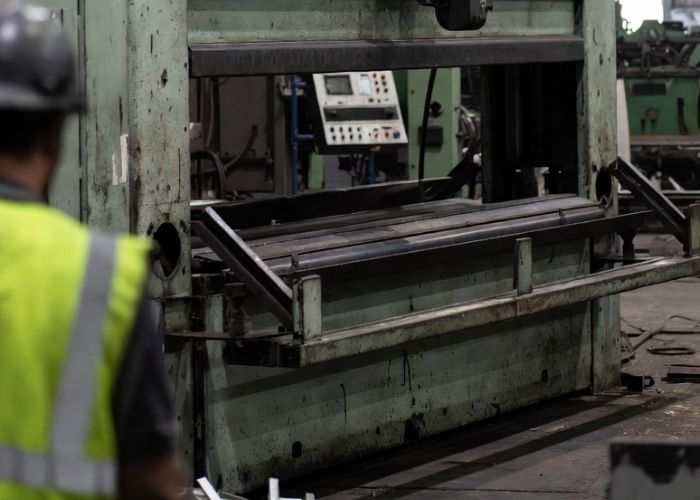 Złomowanie maszyn przemysłowych na hali produkcyjnej w Tychach