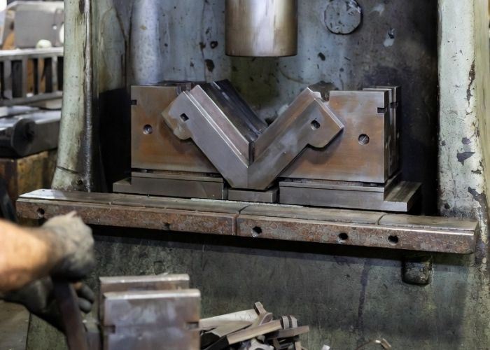 Złomowanie maszyn przemysłowych na hali produkcyjnej w Bytomiu