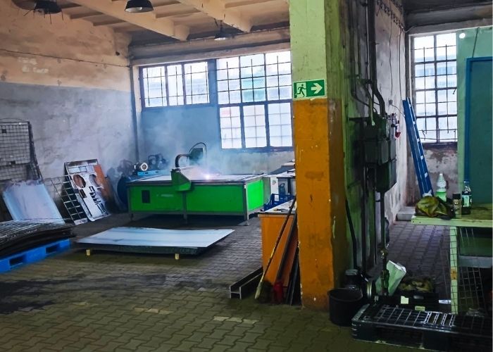 Złomowanie maszyn przemysłowych na hali produkcyjnej w Mysłowicach