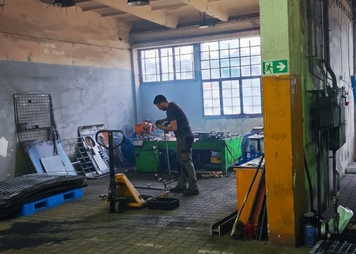 Złomowanie maszyn przemysłowych na hali produkcyjnej w Jaworznie