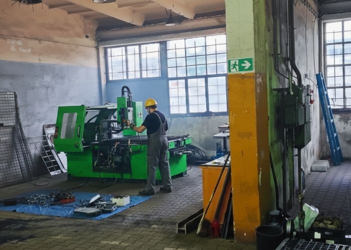 Złomowanie maszyn przemysłowych na hali produkcyjnej w Świętochłowicach