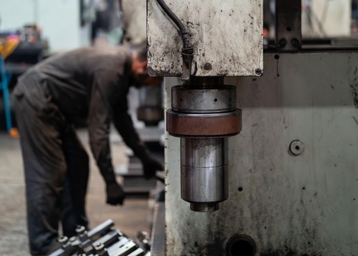 Złomowanie maszyn przemysłowych na hali produkcyjnej w Olkuszu