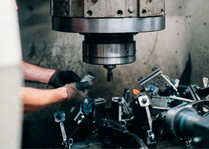 Złomowanie maszyn przemysłowych na hali produkcyjnej w Rybniku