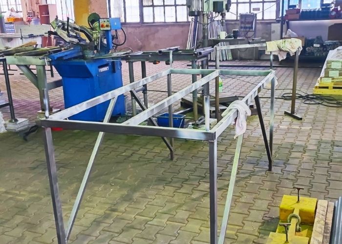 Złomowanie maszyn przemysłowych na hali produkcyjnej w Włoszczowie