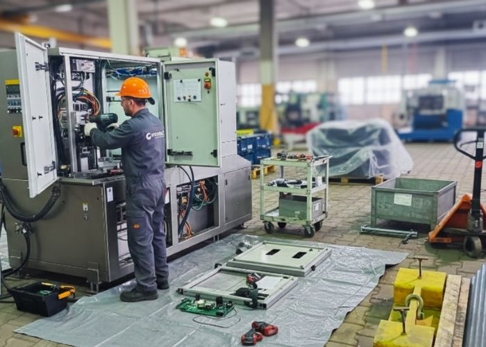 Złomowanie maszyn przemysłowych na hali produkcyjnej w Brzegu