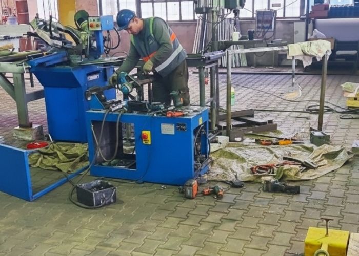 Złomowanie maszyn przemysłowych na hali produkcyjnej w Alwerni