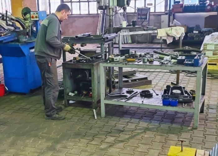 Złomowanie maszyn przemysłowych na hali produkcyjnej w Dąbrowie-Górniczej