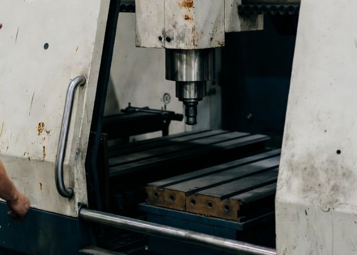 Złomowanie maszyn przemysłowych na hali produkcyjnej w Wadowicach